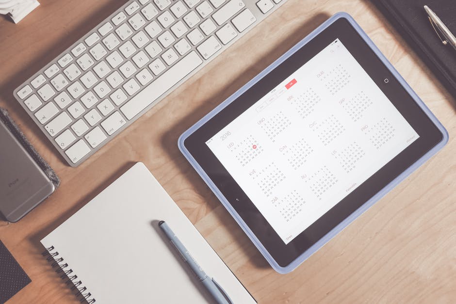 Tablet und Kalender auf einem aufger&auml;umten Schreibtisch